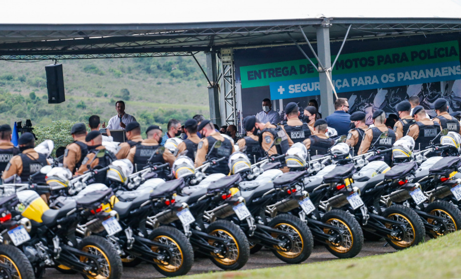 O governador Carlos Massa Ratinho Junior e o Secretário da Segurança Pública, Romulo Marinho Soares, entregam nesta sexta-feira (19), à Polícia Militar do Paraná 155 novas motocicletas, modelo BMW, que incluem capacetes, EPIs e rádios comunicadores, no Parque Estadual Vila Velha, em Ponta Grossa.19/11/2021 - Foto: Jonathan Campos