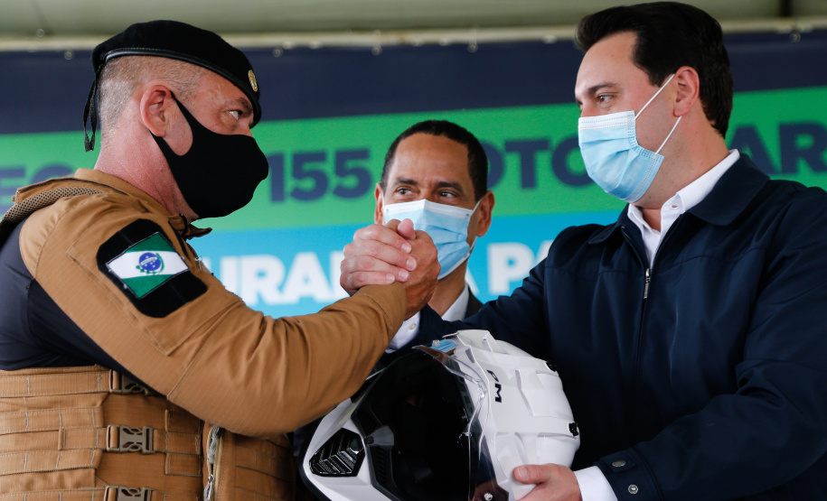 O governador Carlos Massa Ratinho Junior e o Secretário da Segurança Pública, Romulo Marinho Soares, entregam nesta sexta-feira (19), à Polícia Militar do Paraná 155 novas motocicletas, modelo BMW, que incluem capacetes, EPIs e rádios comunicadores, no Parque Estadual Vila Velha, em Ponta Grossa.19/11/2021 - Foto: Jonathan Campos