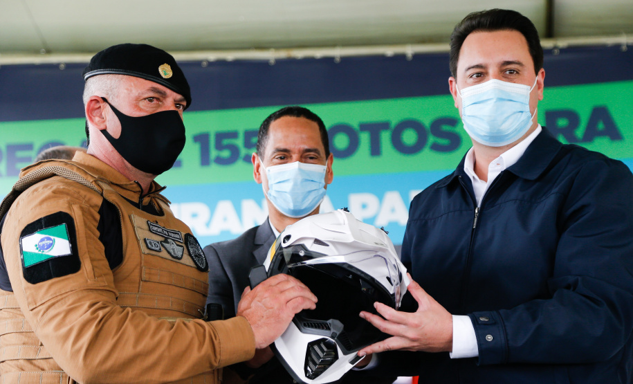 O governador Carlos Massa Ratinho Junior e o Secretário da Segurança Pública, Romulo Marinho Soares, entregam nesta sexta-feira (19), à Polícia Militar do Paraná 155 novas motocicletas, modelo BMW, que incluem capacetes, EPIs e rádios comunicadores, no Parque Estadual Vila Velha, em Ponta Grossa.19/11/2021 - Foto: Jonathan Campos