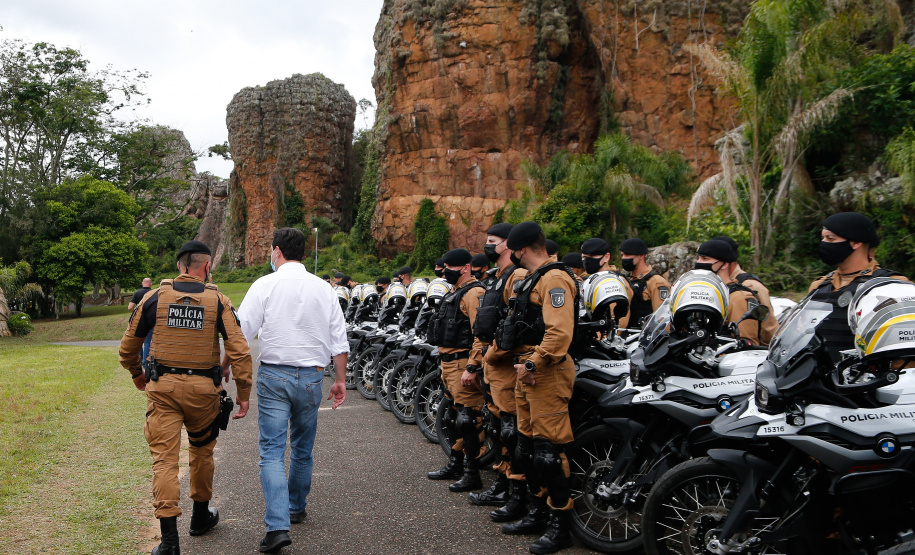 O governador Carlos Massa Ratinho Junior e o Secretário da Segurança Pública, Romulo Marinho Soares, entregam nesta sexta-feira (19), à Polícia Militar do Paraná 155 novas motocicletas, modelo BMW, que incluem capacetes, EPIs e rádios comunicadores, no Parque Estadual Vila Velha, em Ponta Grossa.19/11/2021 - Foto: Jonathan Campos