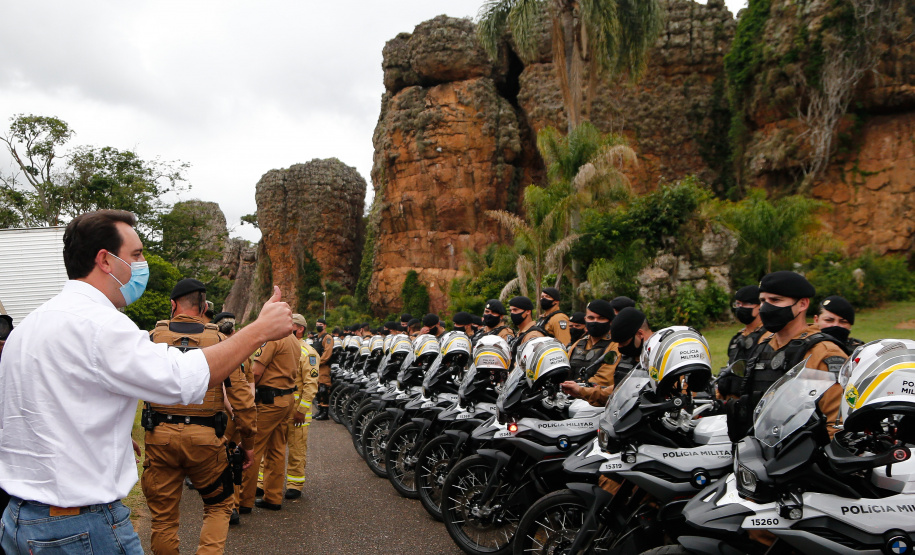 O governador Carlos Massa Ratinho Junior e o Secretário da Segurança Pública, Romulo Marinho Soares, entregam nesta sexta-feira (19), à Polícia Militar do Paraná 155 novas motocicletas, modelo BMW, que incluem capacetes, EPIs e rádios comunicadores, no Parque Estadual Vila Velha, em Ponta Grossa.19/11/2021 - Foto: Jonathan Campos