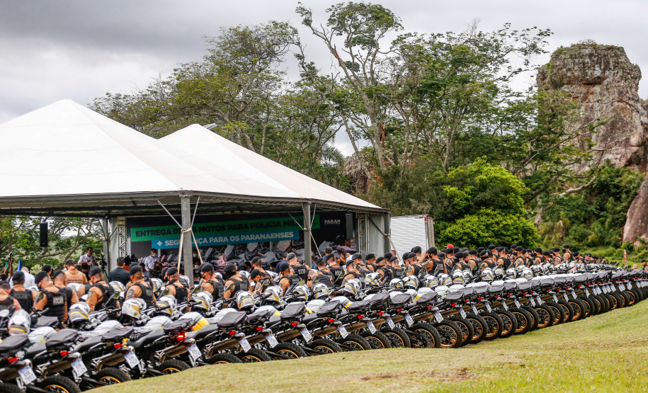 O governador Carlos Massa Ratinho Junior e o Secretário da Segurança Pública, Romulo Marinho Soares, entregam nesta sexta-feira (19), à Polícia Militar do Paraná 155 novas motocicletas, modelo BMW, que incluem capacetes, EPIs e rádios comunicadores, no Parque Estadual Vila Velha, em Ponta Grossa.19/11/2021 - Foto: Jonathan Campos