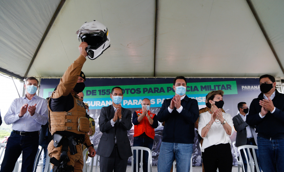 O governador Carlos Massa Ratinho Junior e o Secretário da Segurança Pública, Romulo Marinho Soares, entregam nesta sexta-feira (19), à Polícia Militar do Paraná 155 novas motocicletas, modelo BMW, que incluem capacetes, EPIs e rádios comunicadores, no Parque Estadual Vila Velha, em Ponta Grossa.19/11/2021 - Foto: Jonathan Campos
