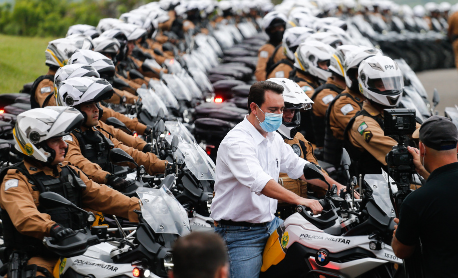 O governador Carlos Massa Ratinho Junior e o Secretário da Segurança Pública, Romulo Marinho Soares, entregam nesta sexta-feira (19), à Polícia Militar do Paraná 155 novas motocicletas, modelo BMW, que incluem capacetes, EPIs e rádios comunicadores, no Parque Estadual Vila Velha, em Ponta Grossa.19/11/2021 - Foto: Jonathan Campos