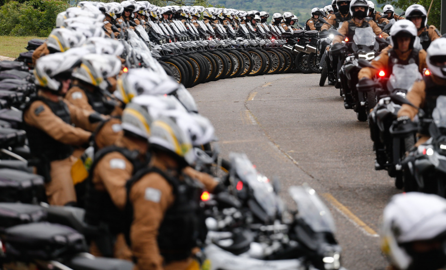 O governador Carlos Massa Ratinho Junior e o Secretário da Segurança Pública, Romulo Marinho Soares, entregam nesta sexta-feira (19), à Polícia Militar do Paraná 155 novas motocicletas, modelo BMW, que incluem capacetes, EPIs e rádios comunicadores, no Parque Estadual Vila Velha, em Ponta Grossa.19/11/2021 - Foto: Jonathan Campos