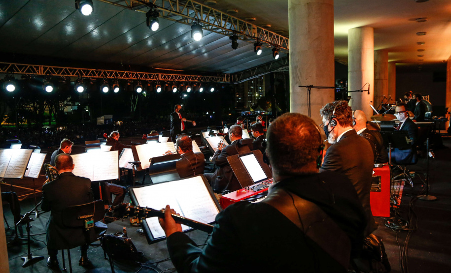 Primeira apresentação do Natal no Palácio Iguaçu é um espetáculo de fogos, luzes e música