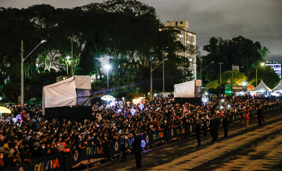 Primeira apresentação do Natal no Palácio Iguaçu é um espetáculo de fogos, luzes e música