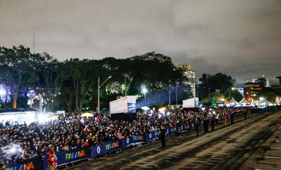 Primeira apresentação do Natal no Palácio Iguaçu é um espetáculo de fogos, luzes e música