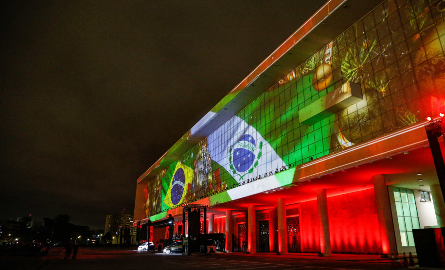 Primeira apresentação do Natal no Palácio Iguaçu é um espetáculo de fogos, luzes e música