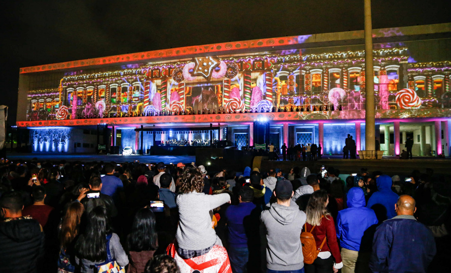 Primeira apresentação do Natal no Palácio Iguaçu é um espetáculo de fogos, luzes e música