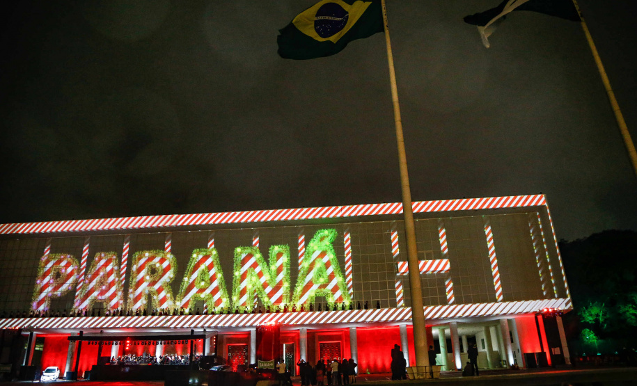 Primeira apresentação do Natal no Palácio Iguaçu é um espetáculo de fogos, luzes e música