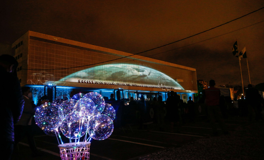 Primeira apresentação do Natal no Palácio Iguaçu é um espetáculo de fogos, luzes e música