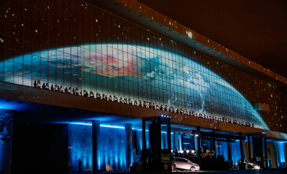 Primeira apresentação do Natal no Palácio Iguaçu é um espetáculo de fogos, luzes e música