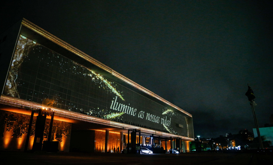 Primeira apresentação do Natal no Palácio Iguaçu é um espetáculo de fogos, luzes e música