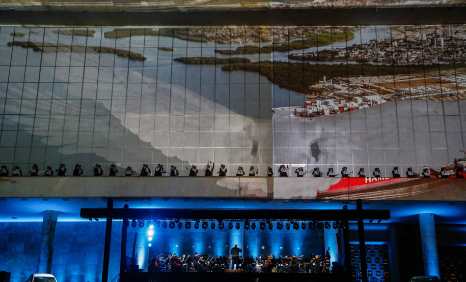Primeira apresentação do Natal no Palácio Iguaçu é um espetáculo de fogos, luzes e música