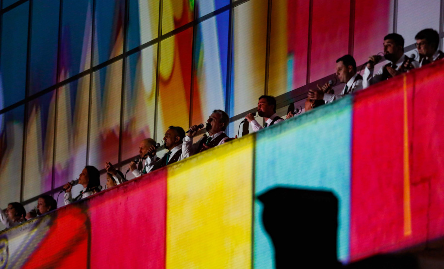 Primeira apresentação do Natal no Palácio Iguaçu é um espetáculo de fogos, luzes e música