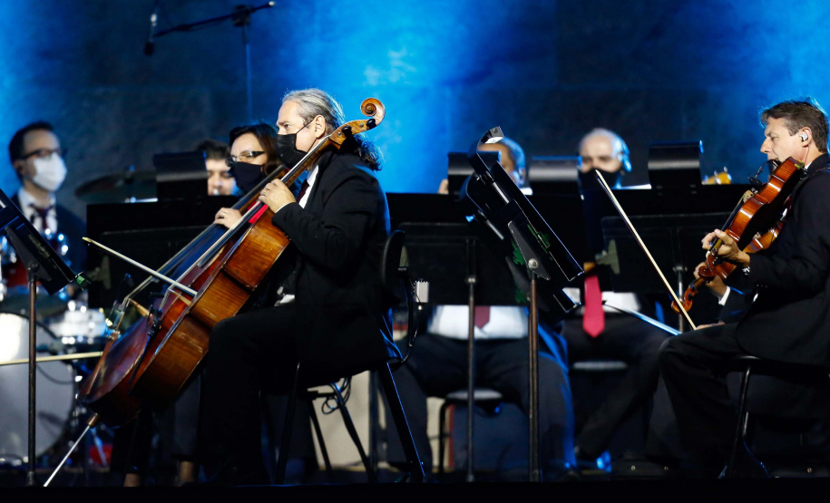 Primeira apresentação do Natal no Palácio Iguaçu é um espetáculo de fogos, luzes e música