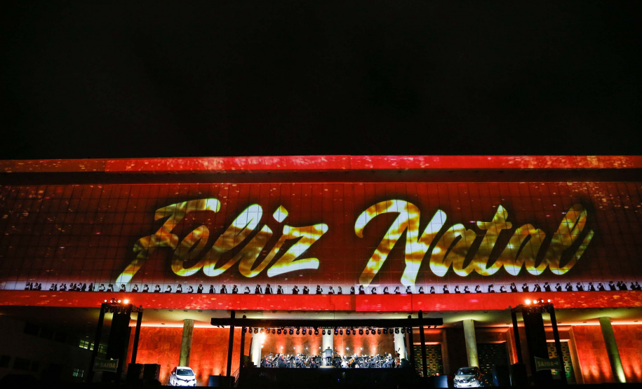 Primeira apresentação do Natal no Palácio Iguaçu é um espetáculo de fogos, luzes e música