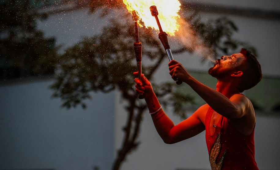 Natal Palácio Iguaçu continua a encantar com apresentações de música e luzes neste sábado