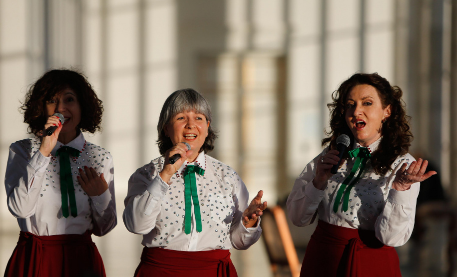 Natal Palácio Iguaçu continua a encantar com apresentações de música e luzes neste sábado