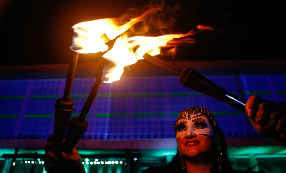 Natal Palácio Iguaçu continua a encantar com apresentações de música e luzes neste sábado