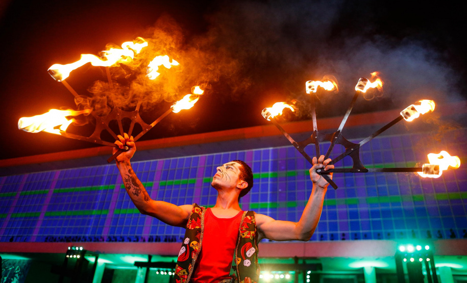 Natal Palácio Iguaçu continua a encantar com apresentações de música e luzes neste sábado