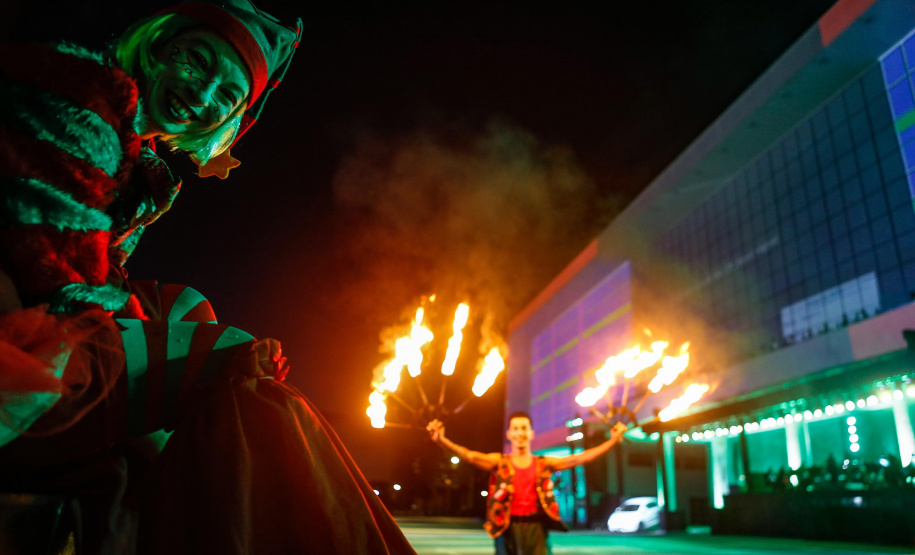 Natal Palácio Iguaçu continua a encantar com apresentações de música e luzes neste sábado