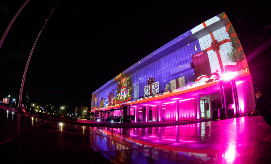 Natal Palácio Iguaçu continua a encantar com apresentações de música e luzes neste sábado