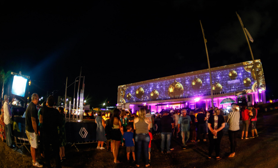 Natal Palácio Iguaçu continua a encantar com apresentações de música e luzes neste sábado