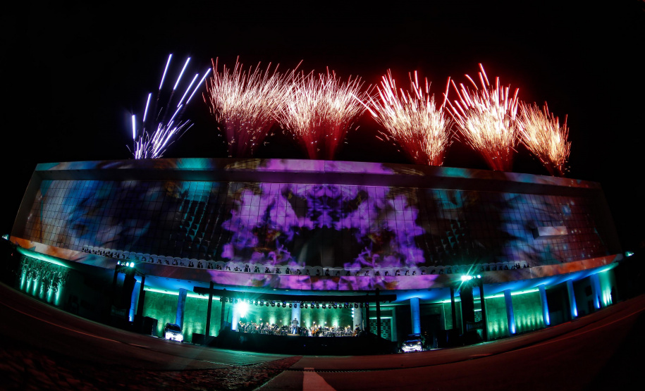 Natal Palácio Iguaçu continua a encantar com apresentações de música e luzes neste sábado