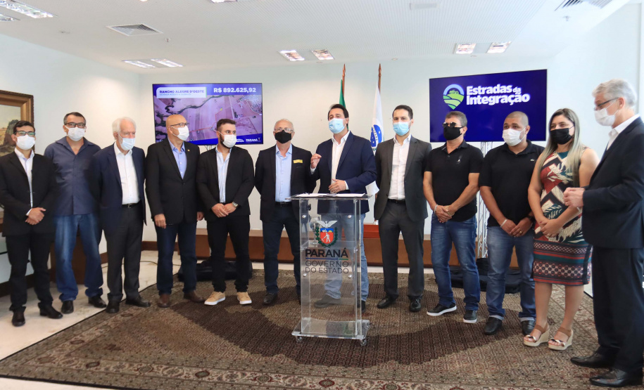 09.11.2021 - Governador Carlos Massa Ratinho Junior assina programa Estradas da Integração.