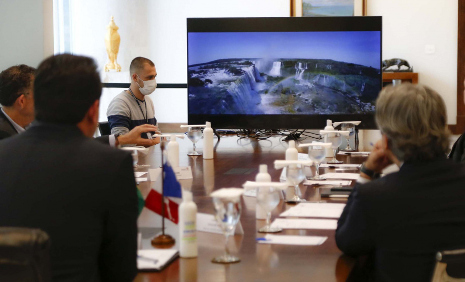 Boas práticas promovidas pelo Grupo Renault visando a neutralidade na emissão de carbono foi um dos tópicos da visita de cortesia que o CEO da empresa, Luca de Meo, fez ao governador Carlos Massa Ratinho Junior nesta quinta-feira (11), no Palácio Iguaçu. Foto:Jonathan Campos/AEN