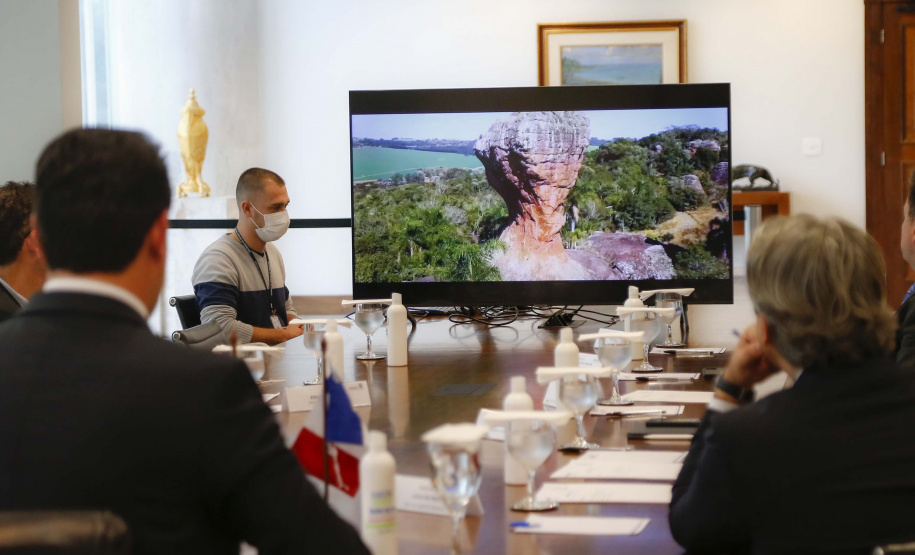 Boas práticas promovidas pelo Grupo Renault visando a neutralidade na emissão de carbono foi um dos tópicos da visita de cortesia que o CEO da empresa, Luca de Meo, fez ao governador Carlos Massa Ratinho Junior nesta quinta-feira (11), no Palácio Iguaçu. Foto:Jonathan Campos/AEN