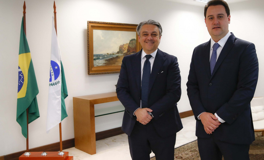 Boas práticas promovidas pelo Grupo Renault visando a neutralidade na emissão de carbono foi um dos tópicos da visita de cortesia que o CEO da empresa, Luca de Meo, fez ao governador Carlos Massa Ratinho Junior nesta quinta-feira (11), no Palácio Iguaçu. Foto:Jonathan Campos/AEN