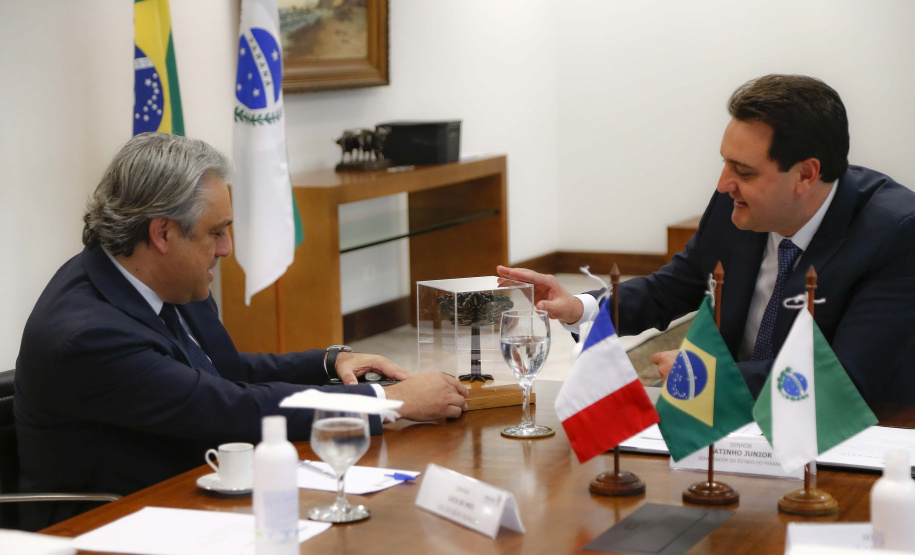 Boas práticas promovidas pelo Grupo Renault visando a neutralidade na emissão de carbono foi um dos tópicos da visita de cortesia que o CEO da empresa, Luca de Meo, fez ao governador Carlos Massa Ratinho Junior nesta quinta-feira (11), no Palácio Iguaçu. Foto:Jonathan Campos/AEN