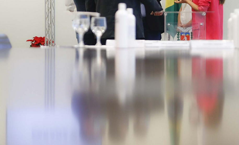 Para incentivar o intercâmbio educativo e cultural entre Estado e municípios da região Oeste, o governador Carlos Massa Ratinho Junior autorizou nesta terça-feira (23), em reunião no Palácio Iguaçu, o desenvolvimento de exposição com obras itinerantes do Acervo do Museu Oscar Niemeyer (MON), sediado em Curitiba, no Teatro Municipal de Cascavel.  Foto: Jonathan Campos/AEN