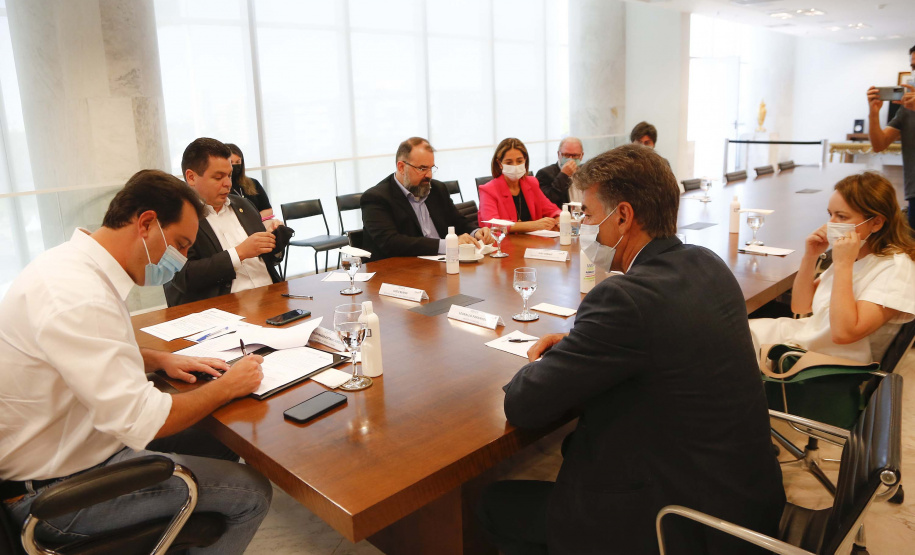 Para incentivar o intercâmbio educativo e cultural entre Estado e municípios da região Oeste, o governador Carlos Massa Ratinho Junior autorizou nesta terça-feira (23), em reunião no Palácio Iguaçu, o desenvolvimento de exposição com obras itinerantes do Acervo do Museu Oscar Niemeyer (MON), sediado em Curitiba, no Teatro Municipal de Cascavel.  Foto: Jonathan Campos/AEN