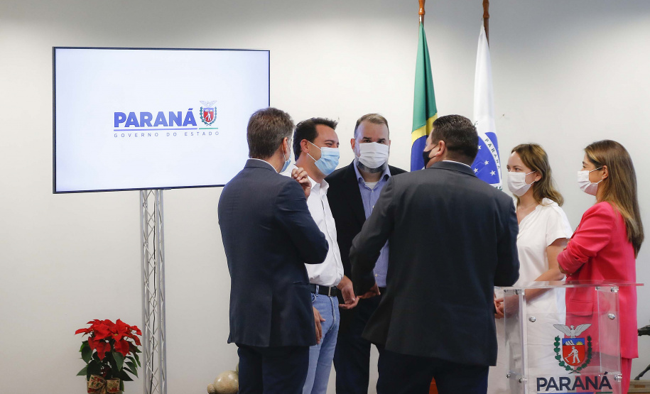 Para incentivar o intercâmbio educativo e cultural entre Estado e municípios da região Oeste, o governador Carlos Massa Ratinho Junior autorizou nesta terça-feira (23), em reunião no Palácio Iguaçu, o desenvolvimento de exposição com obras itinerantes do Acervo do Museu Oscar Niemeyer (MON), sediado em Curitiba, no Teatro Municipal de Cascavel.  Foto: Jonathan Campos/AEN