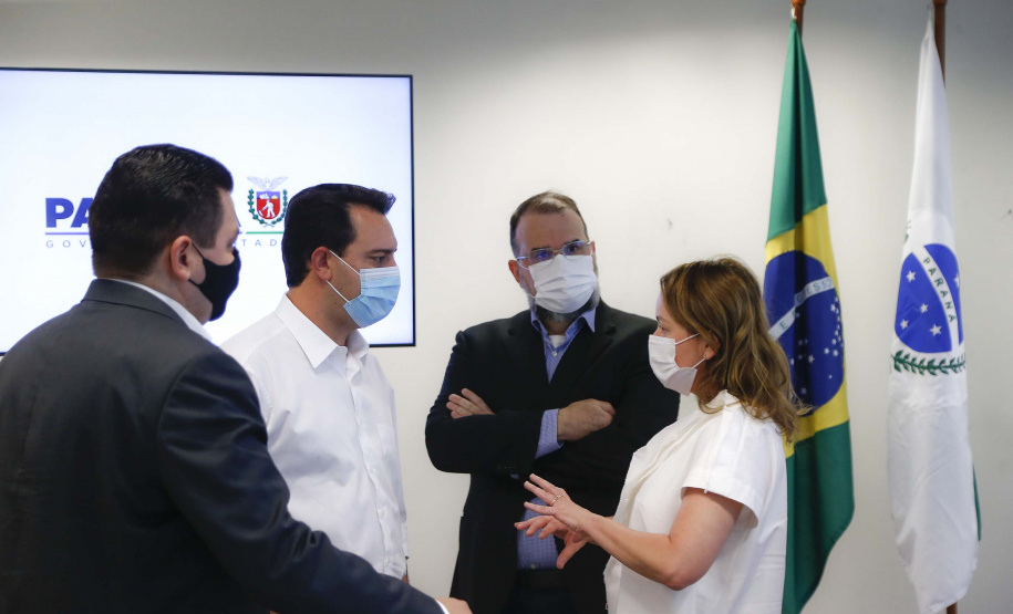 Para incentivar o intercâmbio educativo e cultural entre Estado e municípios da região Oeste, o governador Carlos Massa Ratinho Junior autorizou nesta terça-feira (23), em reunião no Palácio Iguaçu, o desenvolvimento de exposição com obras itinerantes do Acervo do Museu Oscar Niemeyer (MON), sediado em Curitiba, no Teatro Municipal de Cascavel.  Foto: Jonathan Campos/AEN