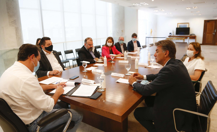 Para incentivar o intercâmbio educativo e cultural entre Estado e municípios da região Oeste, o governador Carlos Massa Ratinho Junior autorizou nesta terça-feira (23), em reunião no Palácio Iguaçu, o desenvolvimento de exposição com obras itinerantes do Acervo do Museu Oscar Niemeyer (MON), sediado em Curitiba, no Teatro Municipal de Cascavel.  Foto: Jonathan Campos/AEN