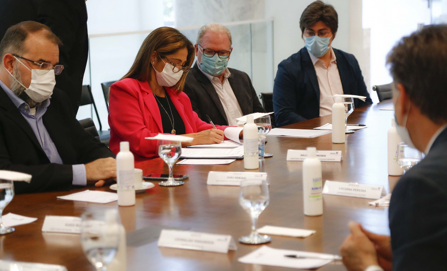 Para incentivar o intercâmbio educativo e cultural entre Estado e municípios da região Oeste, o governador Carlos Massa Ratinho Junior autorizou nesta terça-feira (23), em reunião no Palácio Iguaçu, o desenvolvimento de exposição com obras itinerantes do Acervo do Museu Oscar Niemeyer (MON), sediado em Curitiba, no Teatro Municipal de Cascavel.  Foto: Jonathan Campos/AEN