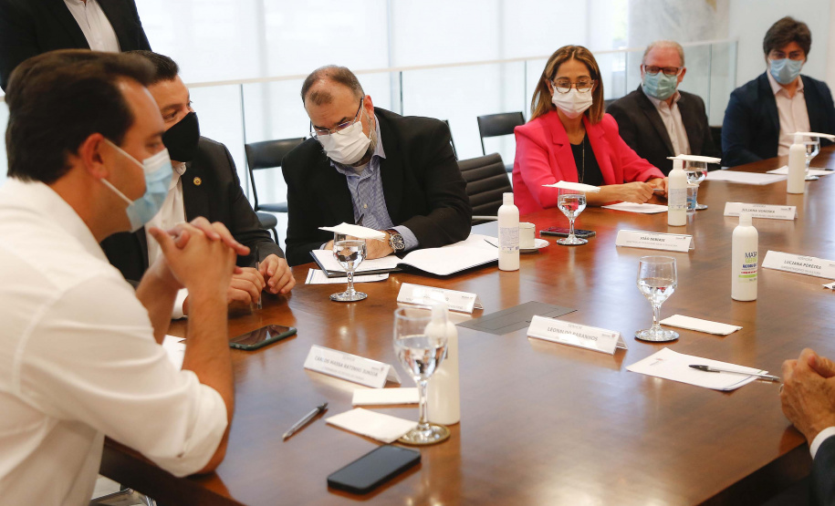 Para incentivar o intercâmbio educativo e cultural entre Estado e municípios da região Oeste, o governador Carlos Massa Ratinho Junior autorizou nesta terça-feira (23), em reunião no Palácio Iguaçu, o desenvolvimento de exposição com obras itinerantes do Acervo do Museu Oscar Niemeyer (MON), sediado em Curitiba, no Teatro Municipal de Cascavel.  Foto: Jonathan Campos/AEN