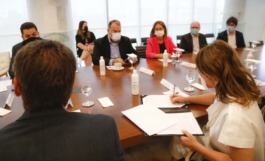 Para incentivar o intercâmbio educativo e cultural entre Estado e municípios da região Oeste, o governador Carlos Massa Ratinho Junior autorizou nesta terça-feira (23), em reunião no Palácio Iguaçu, o desenvolvimento de exposição com obras itinerantes do Acervo do Museu Oscar Niemeyer (MON), sediado em Curitiba, no Teatro Municipal de Cascavel.  Foto: Jonathan Campos/AEN