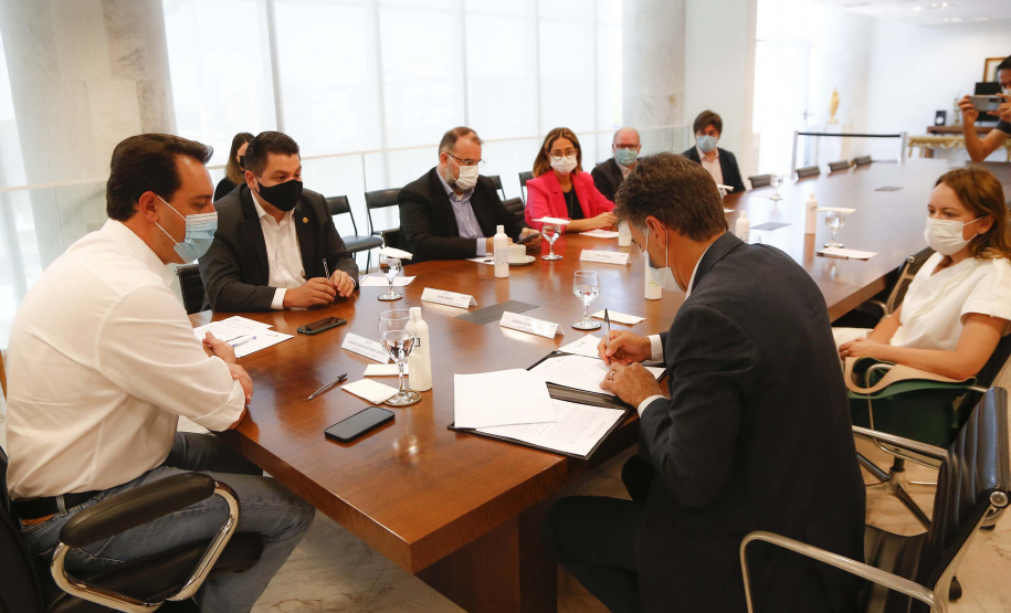 Para incentivar o intercâmbio educativo e cultural entre Estado e municípios da região Oeste, o governador Carlos Massa Ratinho Junior autorizou nesta terça-feira (23), em reunião no Palácio Iguaçu, o desenvolvimento de exposição com obras itinerantes do Acervo do Museu Oscar Niemeyer (MON), sediado em Curitiba, no Teatro Municipal de Cascavel.  Foto: Jonathan Campos/AEN