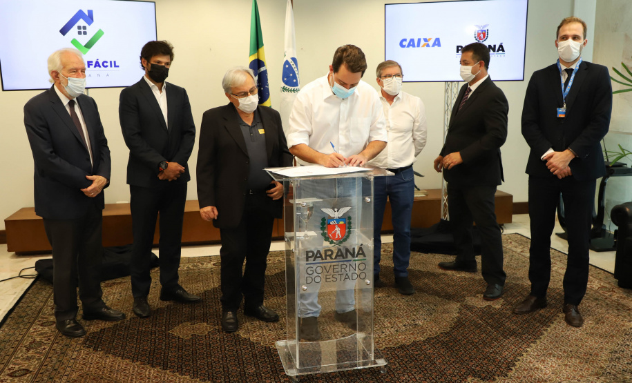 O governador Carlos Massa Ratinho Junior assinou nesta terça-feira (23) a liberação de mais R$ 71,7 milhões para o programa Casa Fácil Paraná, que financia o valor de entrada de moradias a famílias com renda de até três salários mínimos. Ribeirão do Pinhal. Foto: Ari Dias/ AEN.