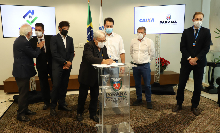 O governador Carlos Massa Ratinho Junior assinou nesta terça-feira (23) a liberação de mais R$ 71,7 milhões para o programa Casa Fácil Paraná, que financia o valor de entrada de moradias a famílias com renda de até três salários mínimos. Ribeirão do Pinhal. Foto: Ari Dias/ AEN.