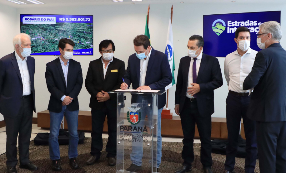09.11.2021 - Governador Carlos Massa Ratinho Junior assina programa Estradas da Integração.