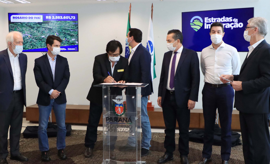 09.11.2021 - Governador Carlos Massa Ratinho Junior assina programa Estradas da Integração.