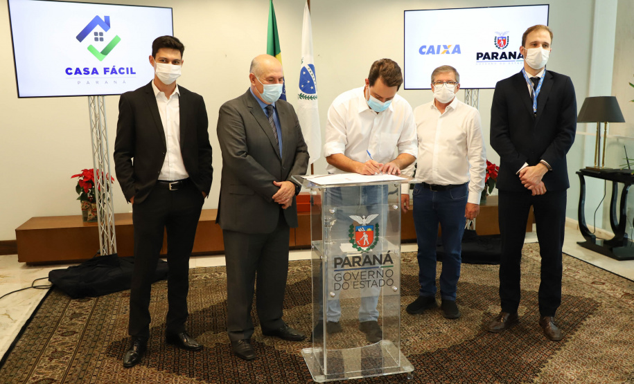 O governador Carlos Massa Ratinho Junior assinou nesta terça-feira (23) a liberação de mais R$ 71,7 milhões para o programa Casa Fácil Paraná, que financia o valor de entrada de moradias a famílias com renda de até três salários mínimos. São José dos Pinhais. Foto: Ari Dias/ AEN.