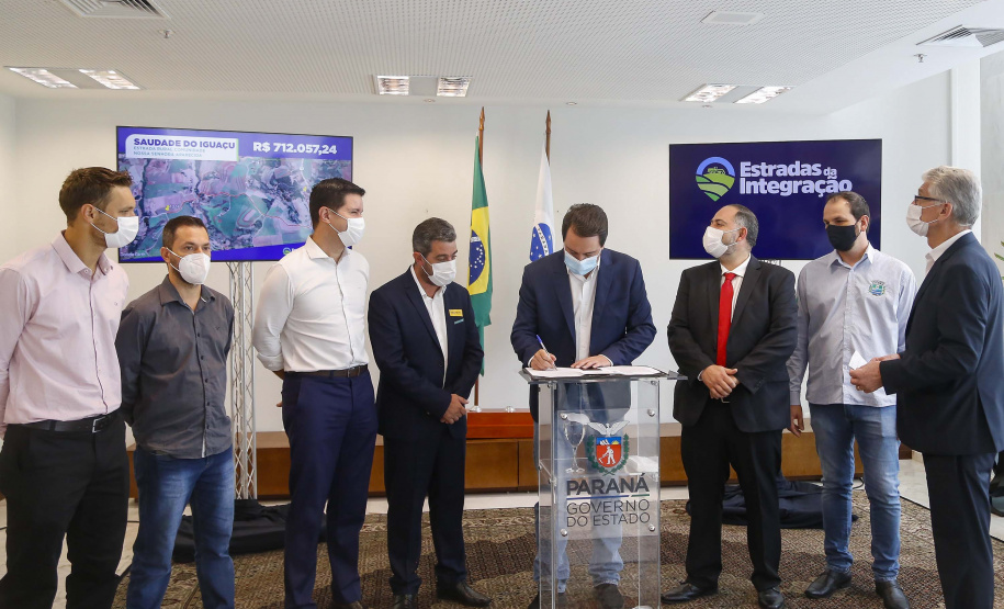 09.11.2021 - Governador Carlos Massa Ratinho Junior assina programa Estradas da Integração.